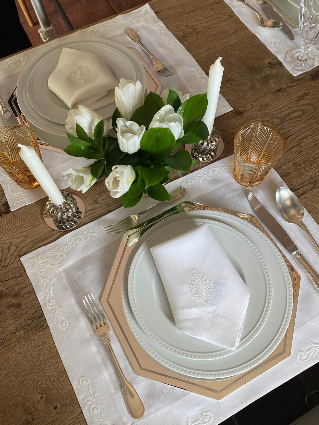 İznik Çini Çiçek Nakış İşlemeli Amerikan Servis - Beyaz